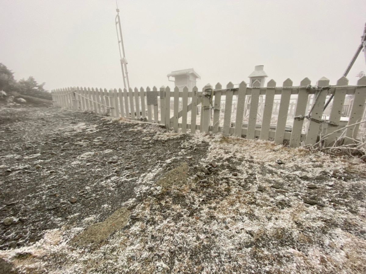 ▲受到大陸冷氣團南下影響，加上水氣充沛，合歡山、雪山今（ 13 ）日凌晨降下 2020 年第一場瑞雪。（圖／氣象局）