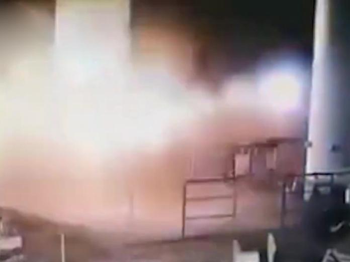 ▲大陸四川 1 間鋼鐵工廠，近日驚傳氣爆意外，導致 1 名女工當場被炸死。（圖／截取自影片）