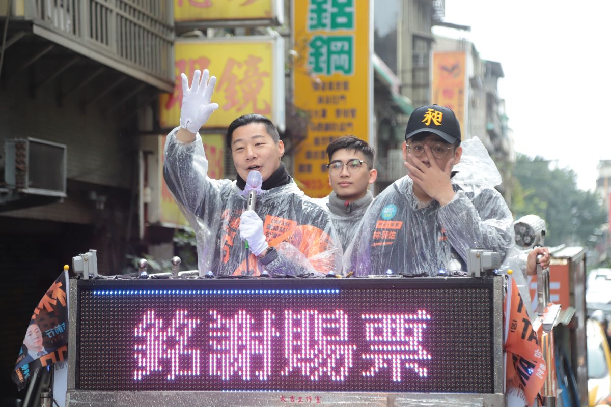 ▲無黨籍立委林昶佐順利連任，13日上午冒雨在中正萬華進行全區謝票車隊掃街。（圖／林昶佐辦公室提供, 2020.1.13）