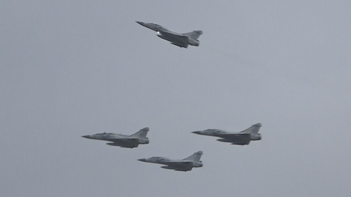 ▲黑鷹直升機殉職將士聯合公祭14日舉行，13日上午預演，幻象機以「缺席隊形」悼念亡者。（圖／記者朱永強攝, 2020.1.13）