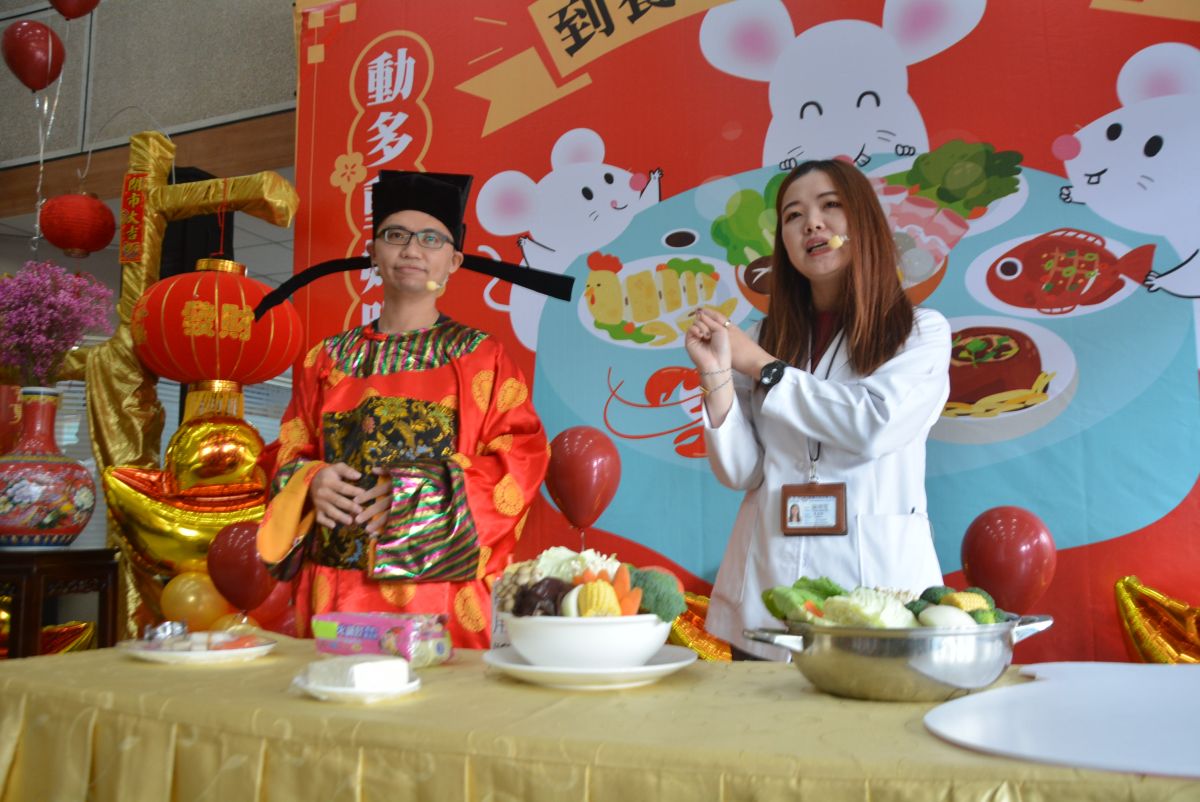 ▲兩位社區營養師，以說學逗唱的趣味方式介紹春節期間的六大錦囊妙計。（圖／記者郭政隆攝影2020.1.13）