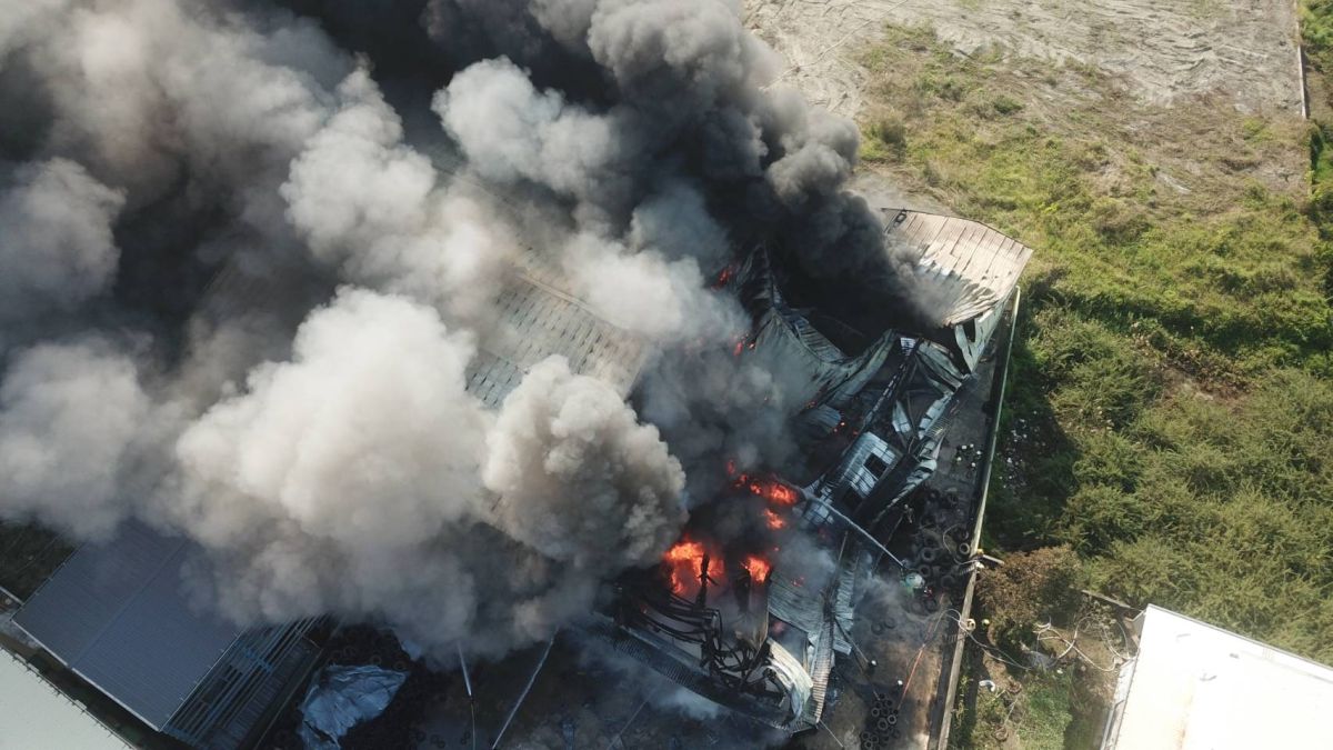 ▲台南仁德區「永鈺精密工業公司」廠房13日下午發生火警，廠內堆滿廢輪胎，火勢一發不可收拾。（圖／記者陳聖璋翻攝）