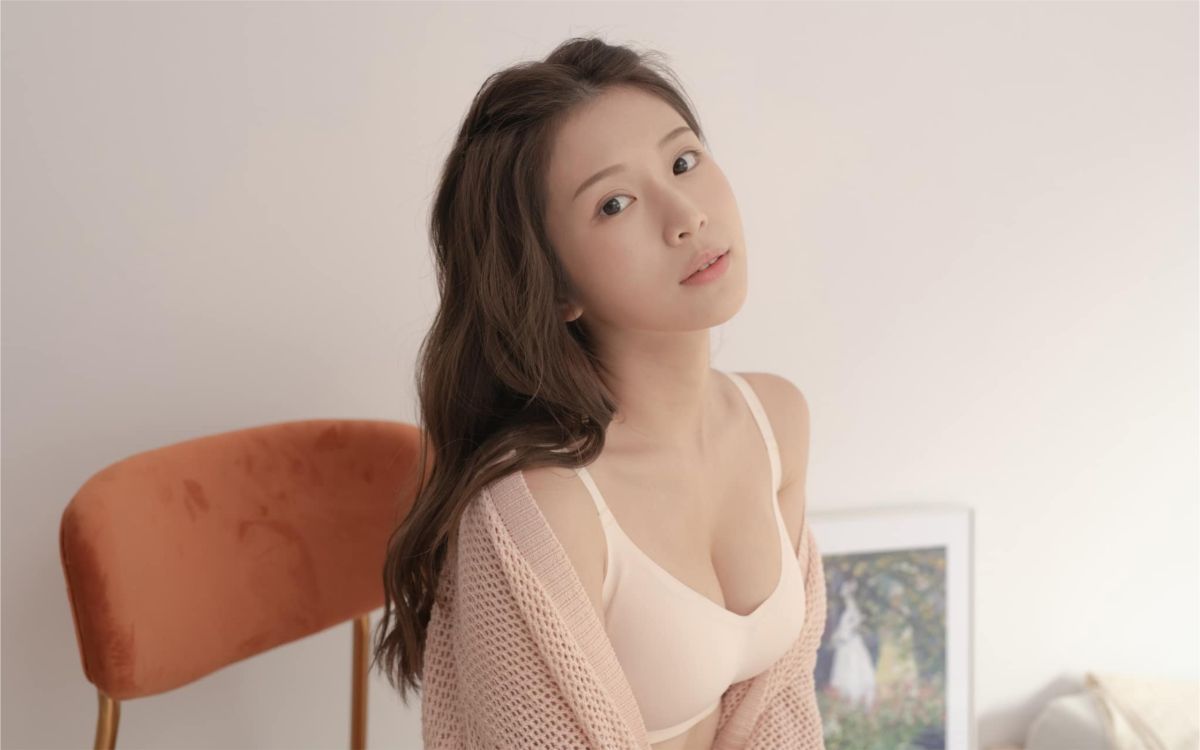 ▲雞排妹清新童顏和火辣身材擄獲許多粉絲。（圖／翻攝臉書） 