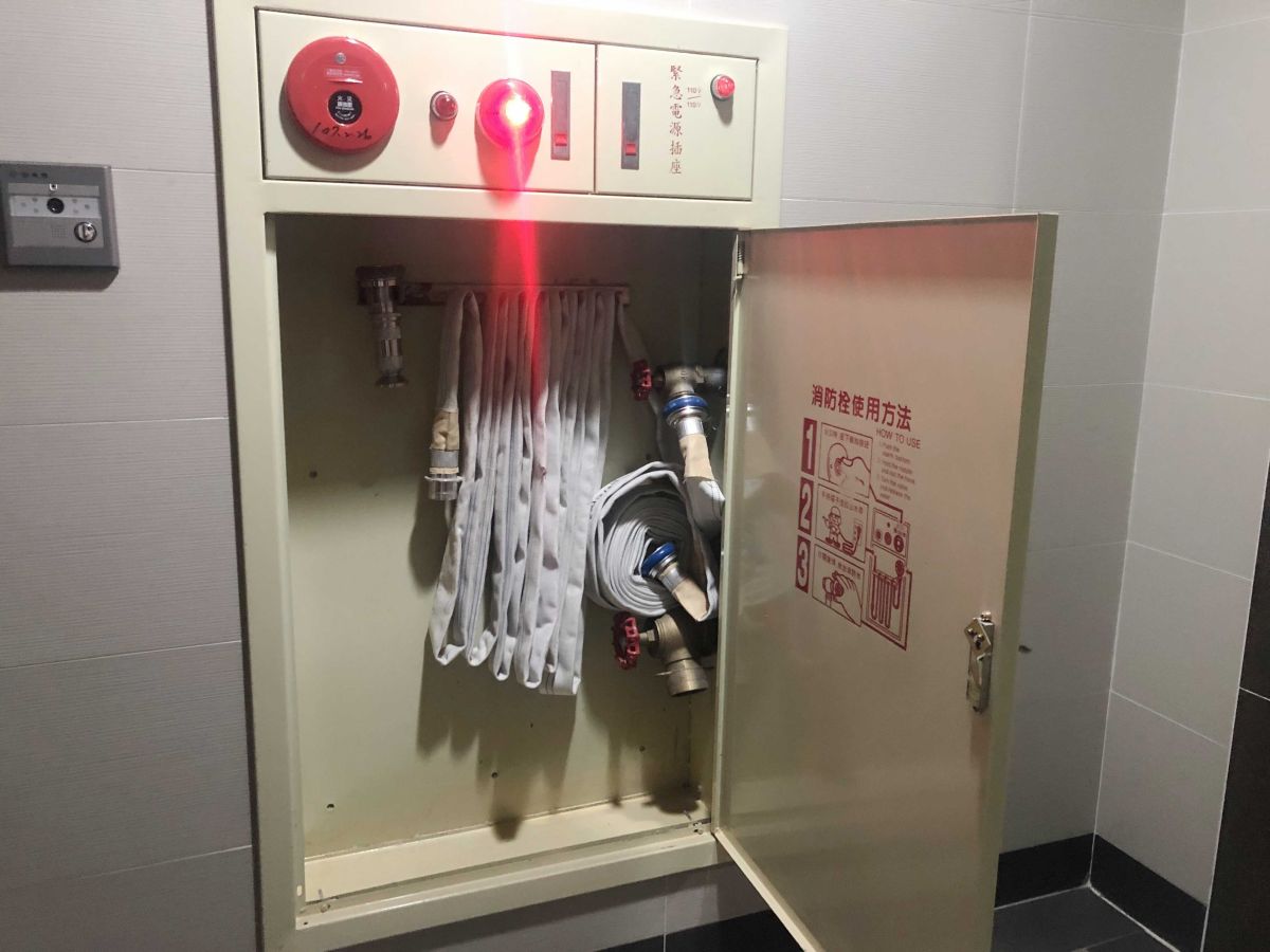 ▲梯間的消防栓箱可檢查水帶等有無變形或損傷，紅色燈也須保持明亮。（圖／信義代銷提供）