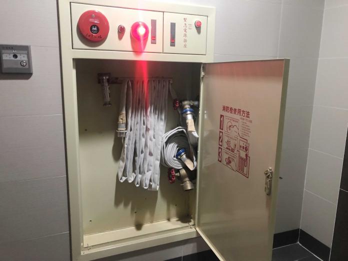 ▲梯間的消防栓箱可檢查水帶等有無變形或損傷，紅色燈也須保持明亮。（圖／信義代銷提供）