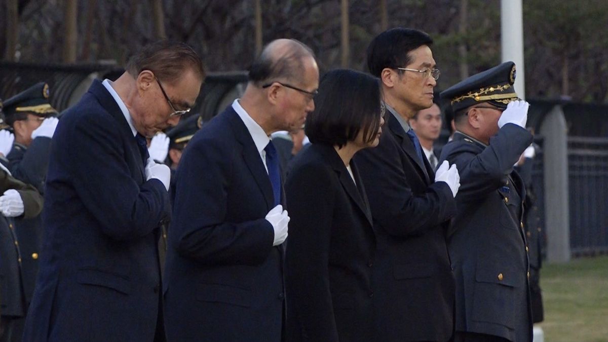 ▲國防部13日下午為已故故參謀總長沈一鳴上將殉職將士移柩，蔡英文總統率國安高層官員，在國防部門口向移柩車隊緬懷致敬。（圖／記者朱永強攝, 2020.1.13）