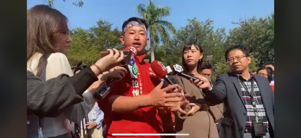 剛選上台中第二選區立委的陳柏維，13日回故鄉高雄掃街拜票。 (圖/翻攝陳柏維臉書)