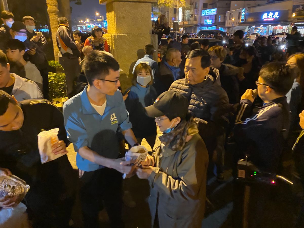 ▲慶賀小英連任成功，台南英粉請鄉親吃雞排。（圖／記者陳聖璋翻攝）