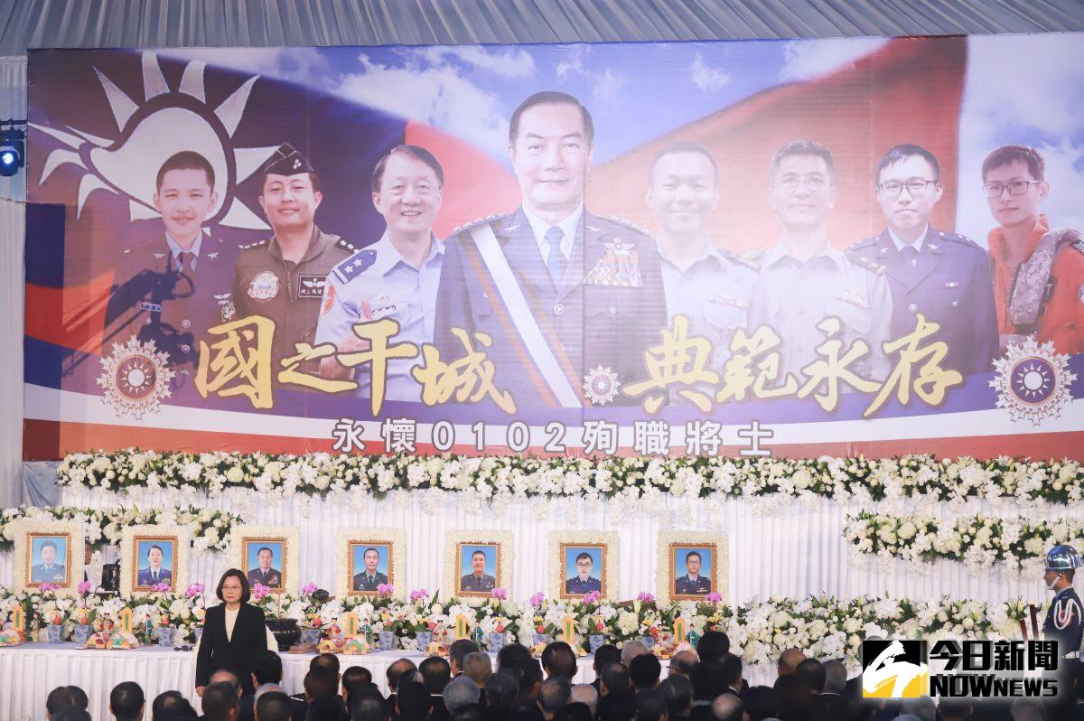 ▲黑鷹直升機失事造成參謀總長沈一鳴上將等8人殉職，14日上午在空軍松山基地指揮部舉辦聯合公祭，總統蔡英文現身致意緬懷。（圖／記者葉政勳攝 , 2020.01.14）