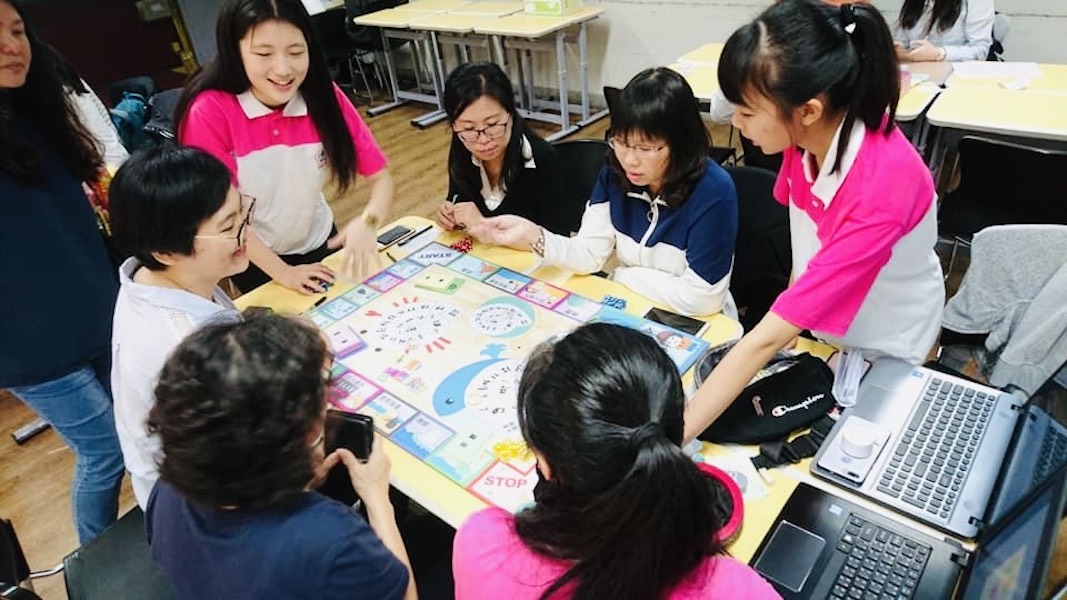 ▲建德國中是以「菸檳防治」議題奪得績優，利用桌遊創作營，讓老師與學生一同學習、組成團隊，將激盪出的創意落實，化為真正的實體桌遊。(圖/基隆教育處提供)