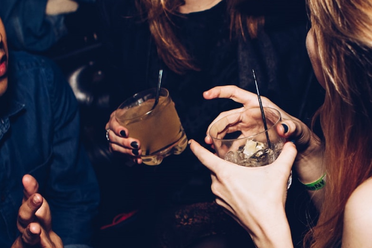 ▲有位日本網友分享了他的親身經驗，酒店女孩的「一句誇獎」反而讓他瞬間滅火，爆笑經驗讓網友笑翻。（示意圖／翻攝自 Unsplash）