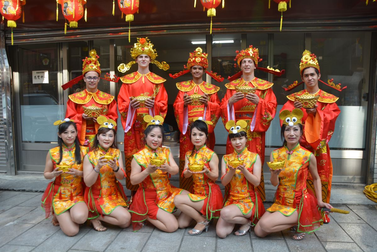 ▲嘉義火焰舞團及5位扮演五路財神爺阿兜仔為民眾祈福。（圖／記者郭政隆攝影2020.1.14）