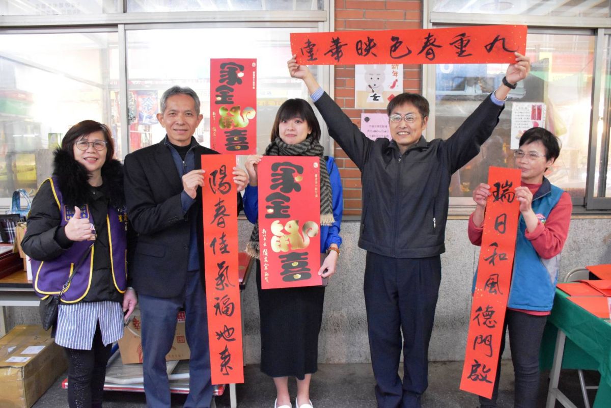 ▲三峽區公所結合中嘉家和有電視，今（14）在公有零售市場的騎樓舉辦名師揮毫送春聯的活動。（圖／中嘉家和有線電視提供）
