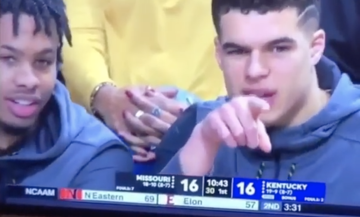 Michael Porter Jr.偷看場邊女球迷，過程被直播抓包。（圖／取自dunk IG）