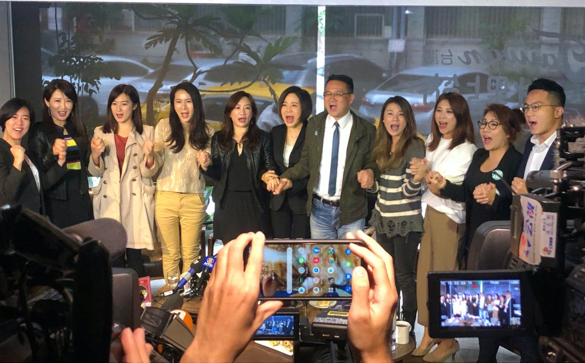 ▲各大派系陣營的發言人齊聚一堂，為的就是要聲援小燈泡的媽媽王婉諭。（圖／記者丁上程攝, 2020.1.14）