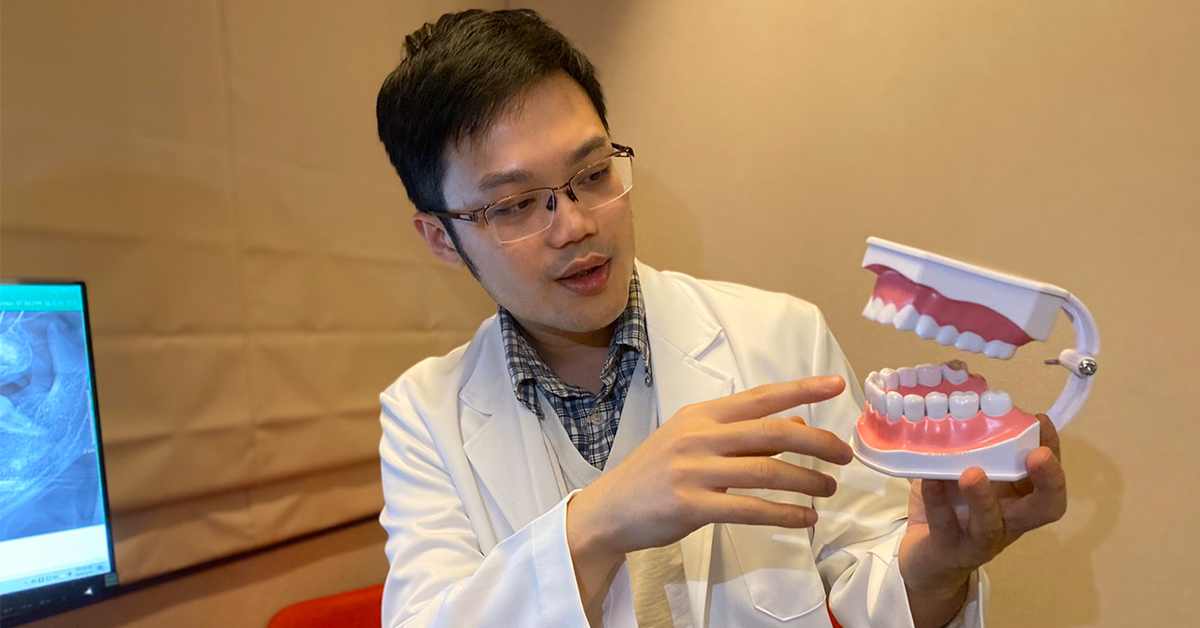 ▲林楚喬醫師說明，很多人以為裝了假牙可以一勞永逸，假牙的材質、牙套的密合度都會影響牙齒及牙齦的健康。（圖／尊榮優植牙醫提供）
