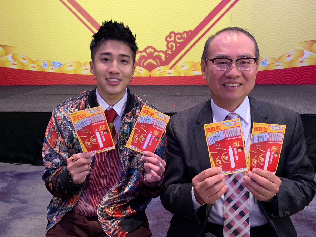 ▲台灣彩券找來饒舌歌手婁峻碩為台灣彩券量身打造春節歌曲，並與台灣彩券總經理蔡國基（右）拿著將發行的刮刮樂「發紅包」合影。（圖／記者顏真真攝）