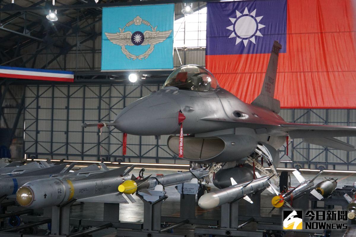 ▲F-16V戰機全武裝展示，升級型機鼻雷達罩與機身同樣為灰色，未升級的F-16A/B型戰機雷達罩為黑色。（圖／記者呂炯昌攝）