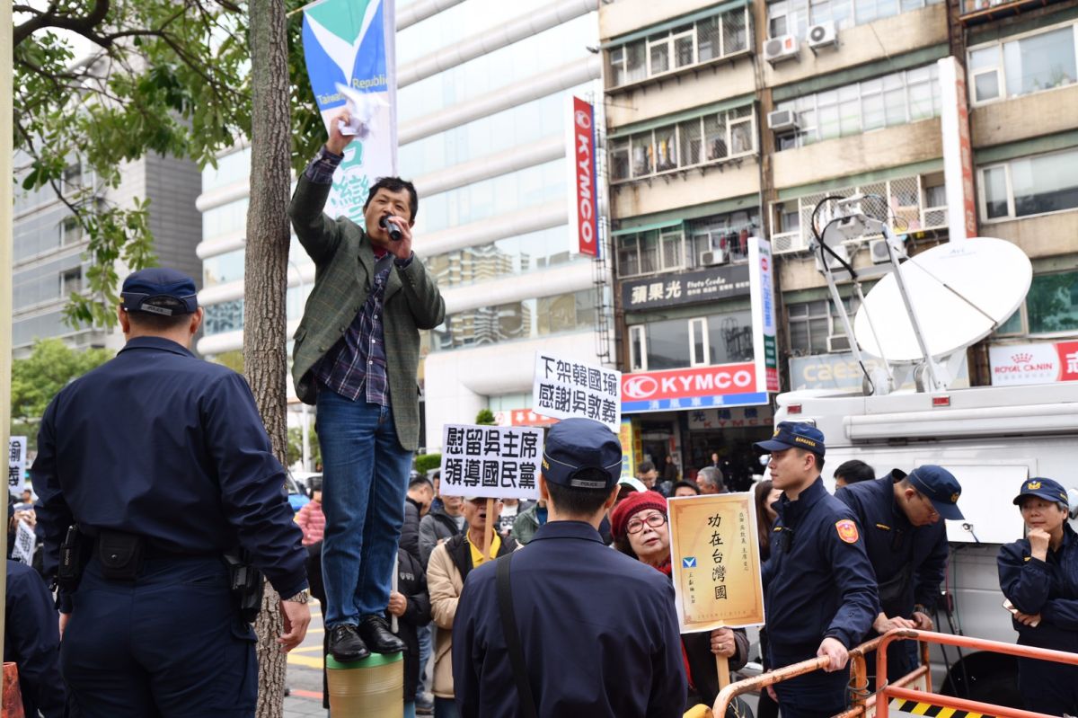 ▲國民黨中常會外，齊聚多個不同立場的團體，表達各自的意見。（圖／記者林柏年攝, 2020.01.15）