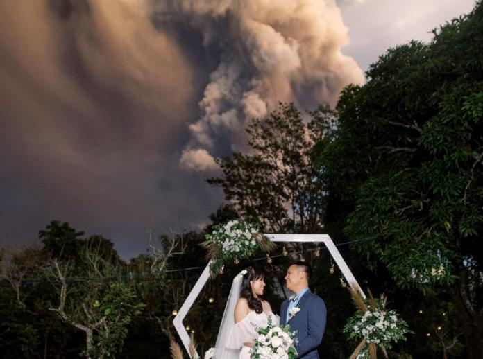 火山爆發也要結婚！與噴發火山合影的婚禮照
