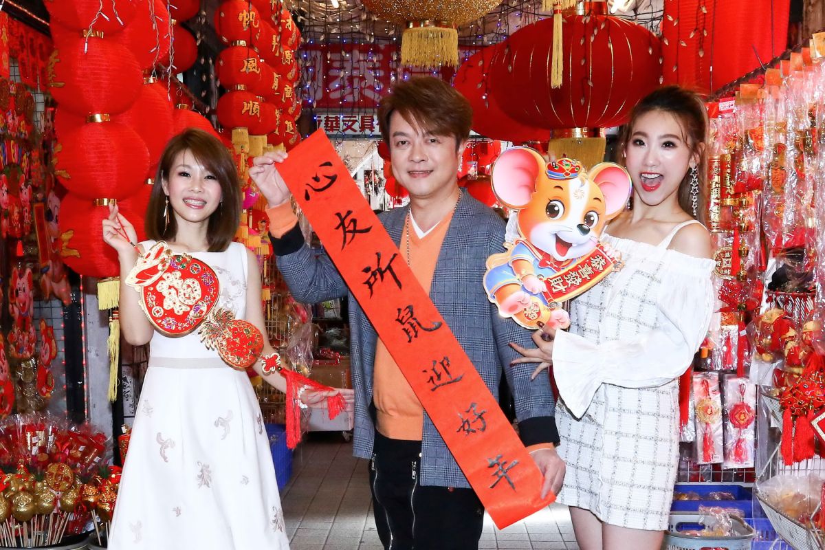 ▲董育君（左起）、翁立友、謝金晶逛年貨大街。（圖／豪記唱片提供）