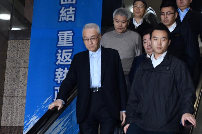 國民黨主席吳敦義請辭獲准後，從黨中央二樓電扶梯走下一樓大廳。（圖 / 記者林柏年攝）