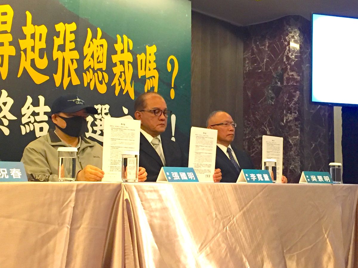 ▲張榮發董事張國明、李寬量、吳景明等人，今（16）日在律師陪同下召開記者會，指控現任董事長鍾德美多次阻擋董事開會，並企圖修改組織章程圖謀做「萬年董事長」（圖／記者黃仁杰攝,2020.01.16)