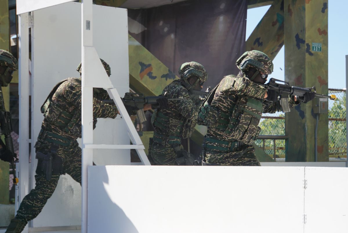 ▲陸戰隊兩棲偵蒐大隊特勤中隊反恐操演，持M4步槍破門攻堅。（圖／記者呂炯昌攝, 2020.1.16）