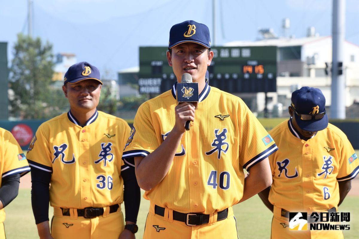 ▲王建民個性沉穩，但也有他忍不住的時候，中職季賽中當他看到中信兄弟洋將「阿福」福來喜硬要促請裁決的逗趣畫面，也忍不住笑了出來。（圖／記者葉政勳攝）