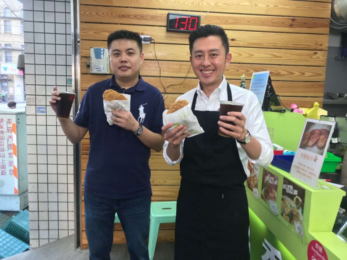 ▲狂賀小英817萬高票連任，新竹市雞排業者送817份雞排，林智堅加碼送817杯青草茶。(圖/記者金祐妤攝，2020.1.16)