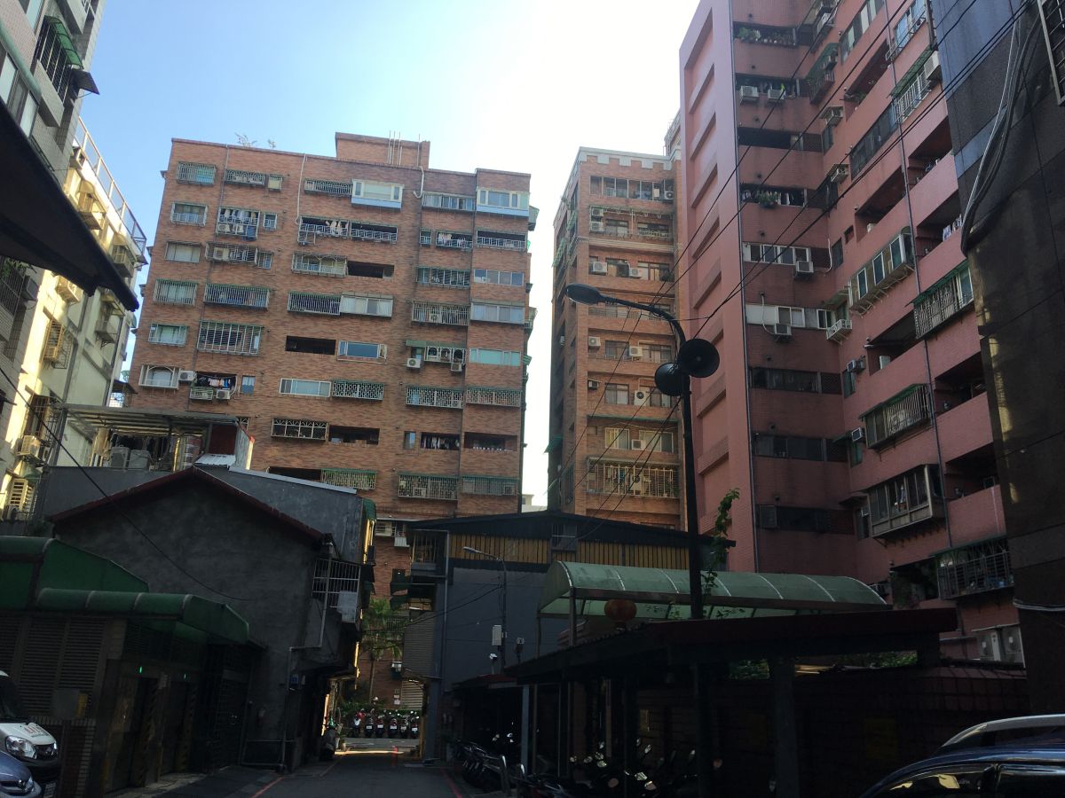 ▲有些舊大樓或公寓並無管委會制度，但若社區有須修繕之處，所有住戶須共同負擔。（圖／信義房屋提供）
