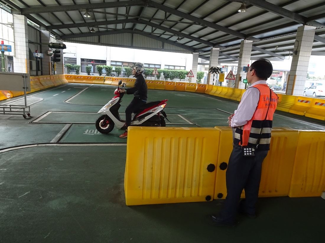嘉義市監理站期盼合法騎車、安全上路、行車平安。〔圖／嘉市府提供2020.01.16〕