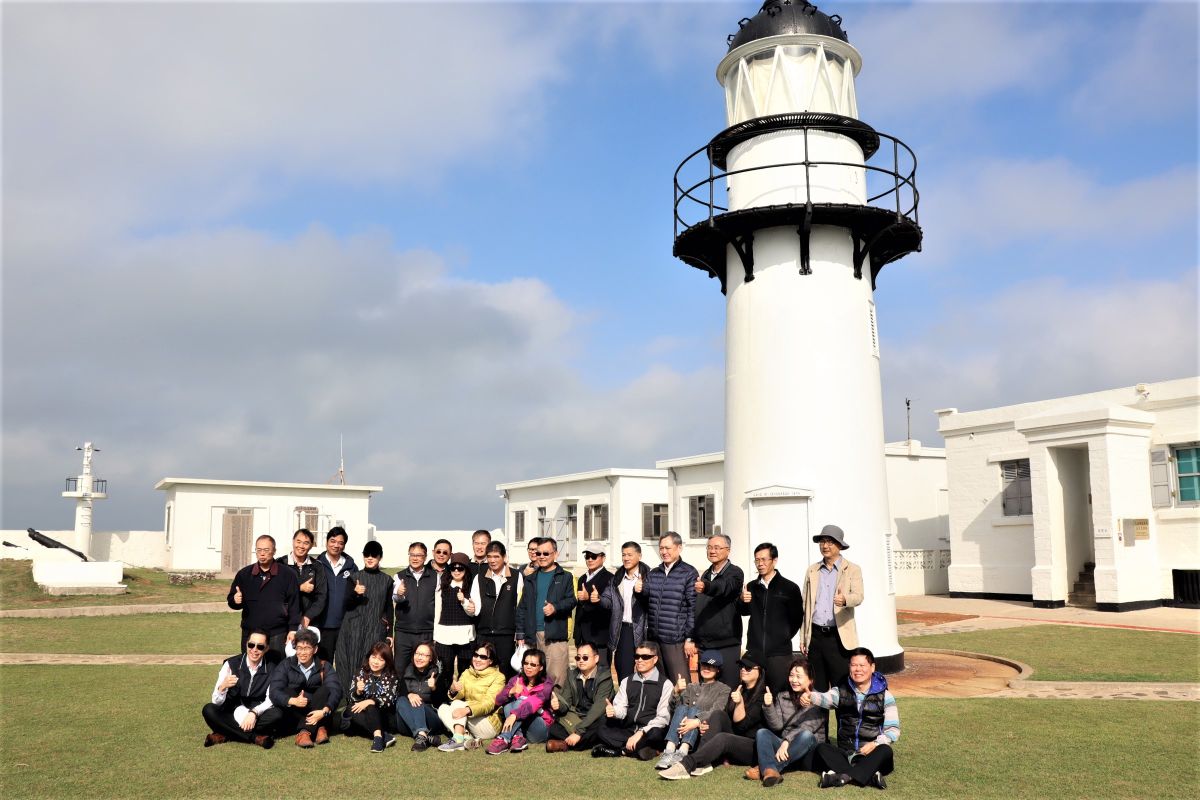 ▲澎湖縣長賴峰偉率縣府一級主管實地走讀西嶼漁翁島燈塔等古蹟，完成澎湖四大戰役歷史之旅。（圖／記者張塵攝，2020.01.16）