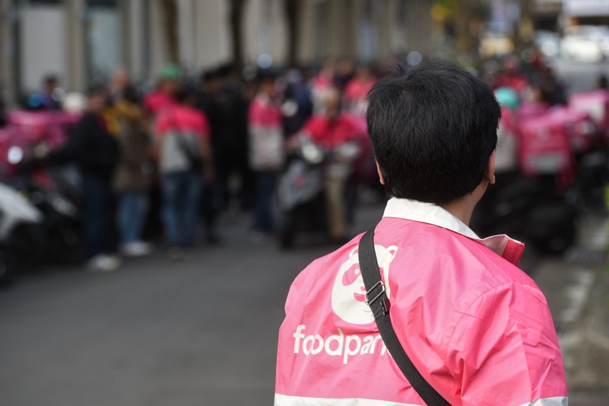 ▲上百位外送員今（16）日於板橋控訴foodpanda變相減薪。（圖／記者陳明安攝）