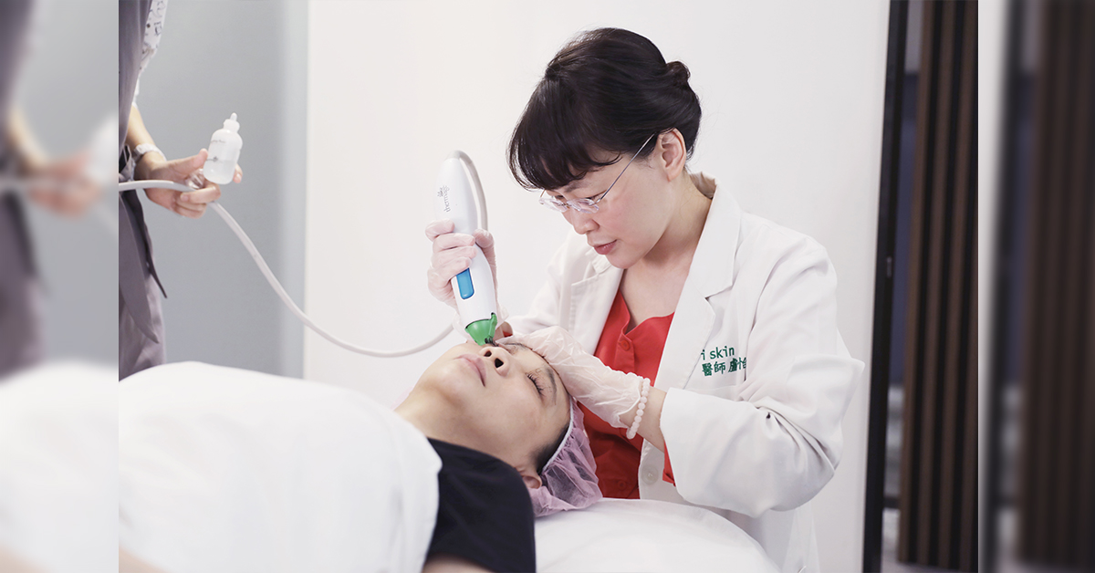 ▲盧靜怡醫師表示，坊間充斥不少電波拉皮療程，消費者應認明政府合法通過、原廠包裝探頭有蓮花標誌的產品，且操作前確定是全新探頭拆裝（有雷射標籤）才有保障。（圖／盧靜怡醫師提供）