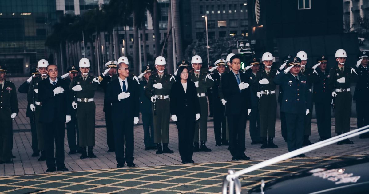 ▲禮儀憲兵在總統與部長前發生左右轉的狀況，一般認為這些士兵都必須再教育與訓練。（圖／翻攝軍聞社）
