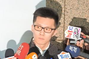 蕭敬嚴正式領表投入初選　徐巧芯怒喊：唯一不支持