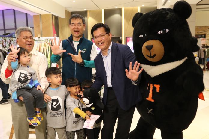 ▲台灣黑熊紀錄片「黑熊來了」上映，交通部長林佳龍到場與民眾全程觀賞。 (圖／參山處提供2020.1.17)