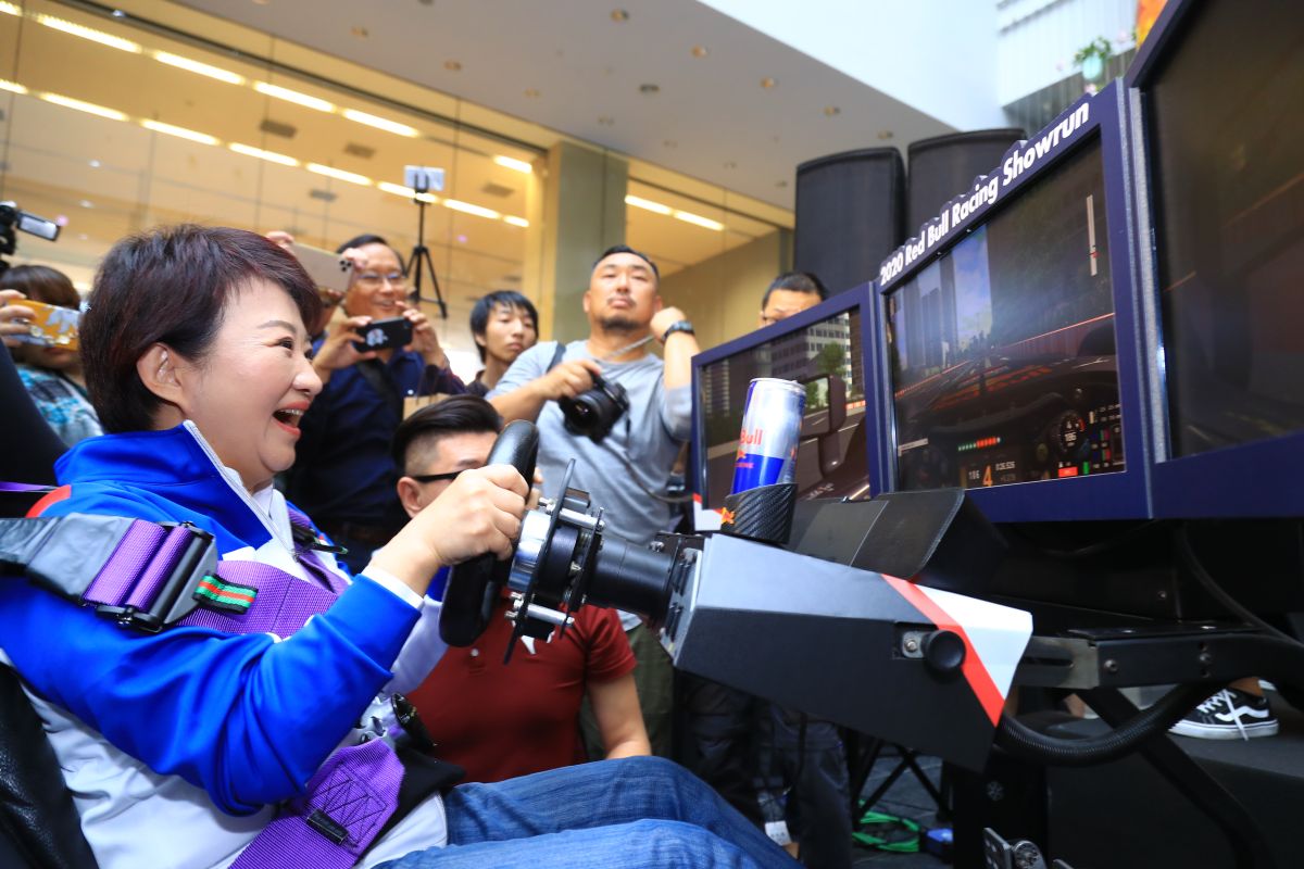 ▲F1賽車將在台中市區現身，市長盧秀燕出席宣傳，化身賽車手，乘坐賽車模擬器。 (圖／市政府提供2020.1.17)