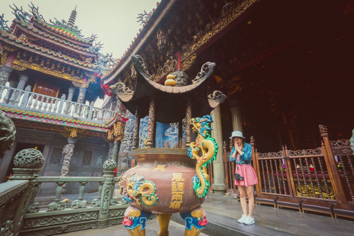 ▲三峽清水祖師廟在新春期間搭配鄰近三峽老街的傳統活動，是最能感受到年節氣氛的地方、祈福信眾絡繹不絕。。（圖／新北市觀光旅遊局提供）