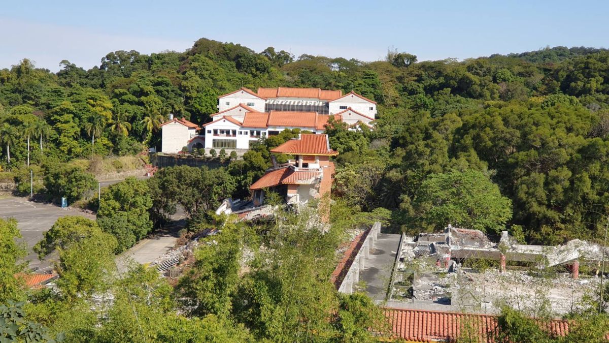 ▲台灣民俗村地主雇用怪手進行拆除作業，縣府除勒令停止拆除。（圖／記者陳雅芳翻攝，2020.01.17）