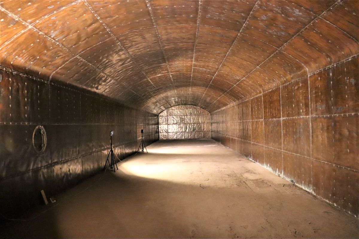 ▲澎湖縣定古蹟「西嶼彈藥本庫」又名銅牆鐵壁彈藥庫，它全是由銅片所鑲嵌包覆，室內長年恆溫乾燥，極具觀光價值。（圖／記者張塵攝，2020.01.17）