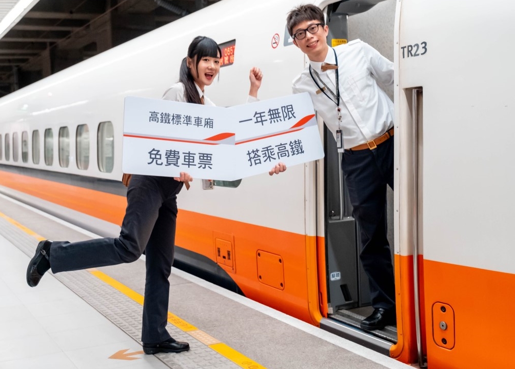 ▲高鐵第6億個幸運旅客南港站出現，獲「一年無限搭乘年票」，高鐵同時也推出「六億搭乘 好事加乘」歡慶活動。（圖／高鐵提供）