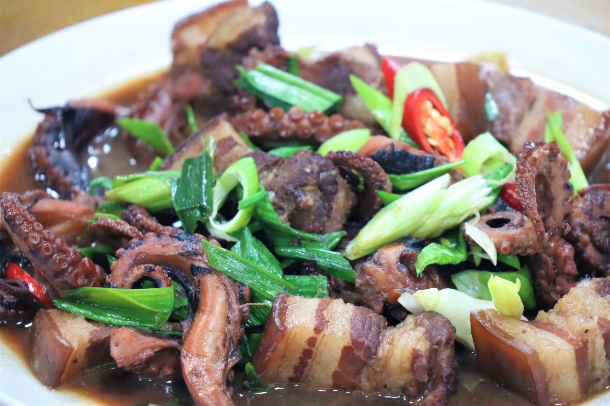 ▲朝昔廬最拿手的石鲴滷肉、澎湖土豆麩炒高麗菜、酸菜小管、石鲴燉排骨湯、海盔甲花生湯，都是離島居民日常的料理。（圖／記者張塵攝，2020.01.18）