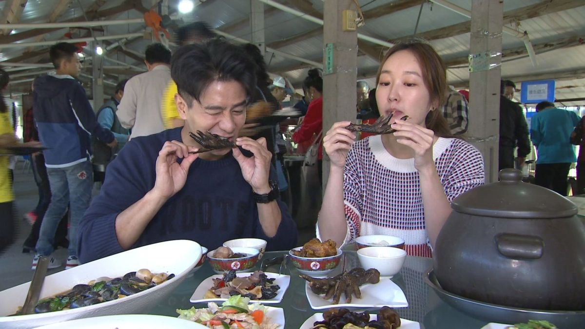 ▲郭彥均與巴鈺品嚐全雞料理。（圖／中天）