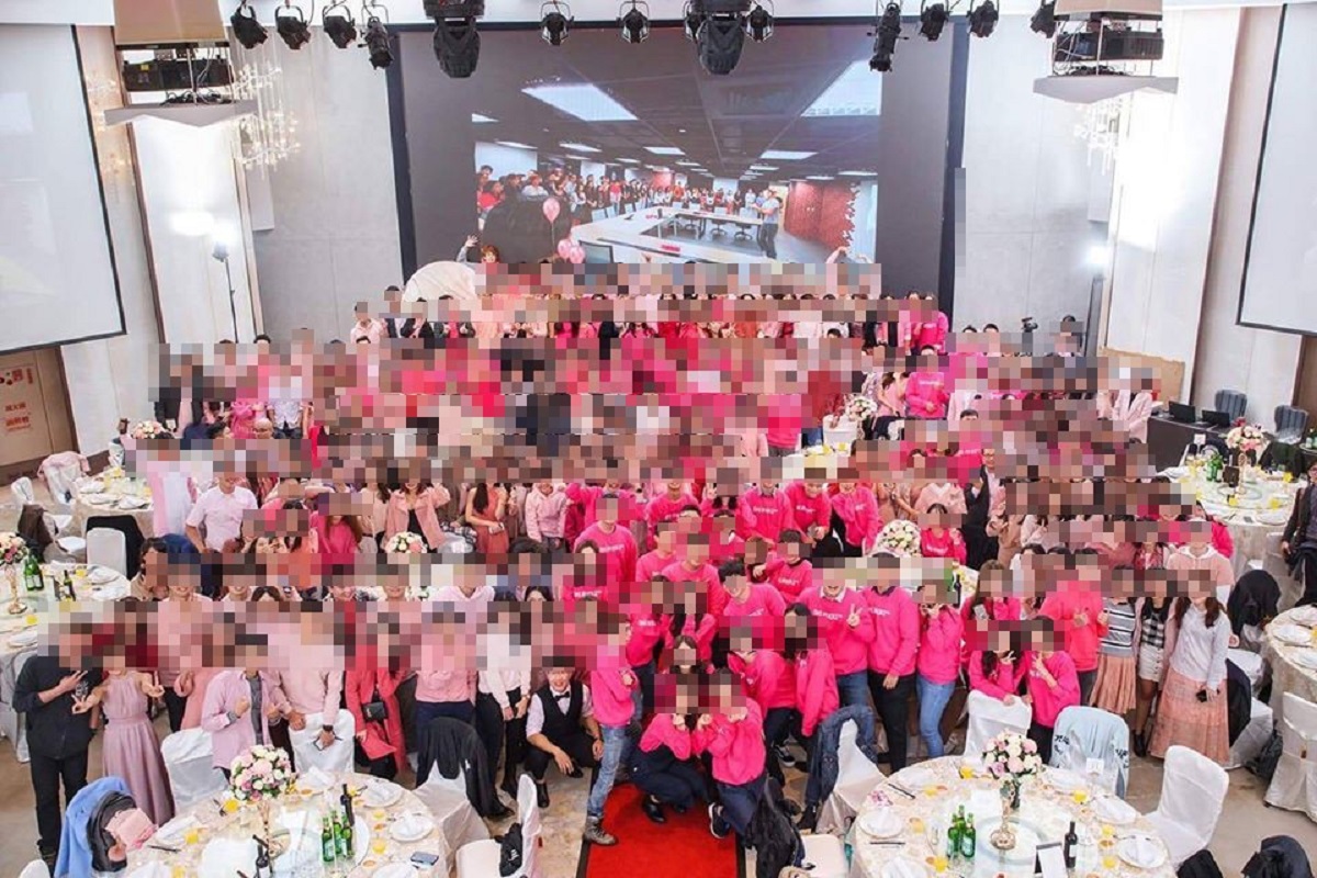 ▲一名疑似熊貓內勤的員工貼上熊貓尾牙合照，大嗆外送員。（圖／翻攝靠北熊貓臉書）