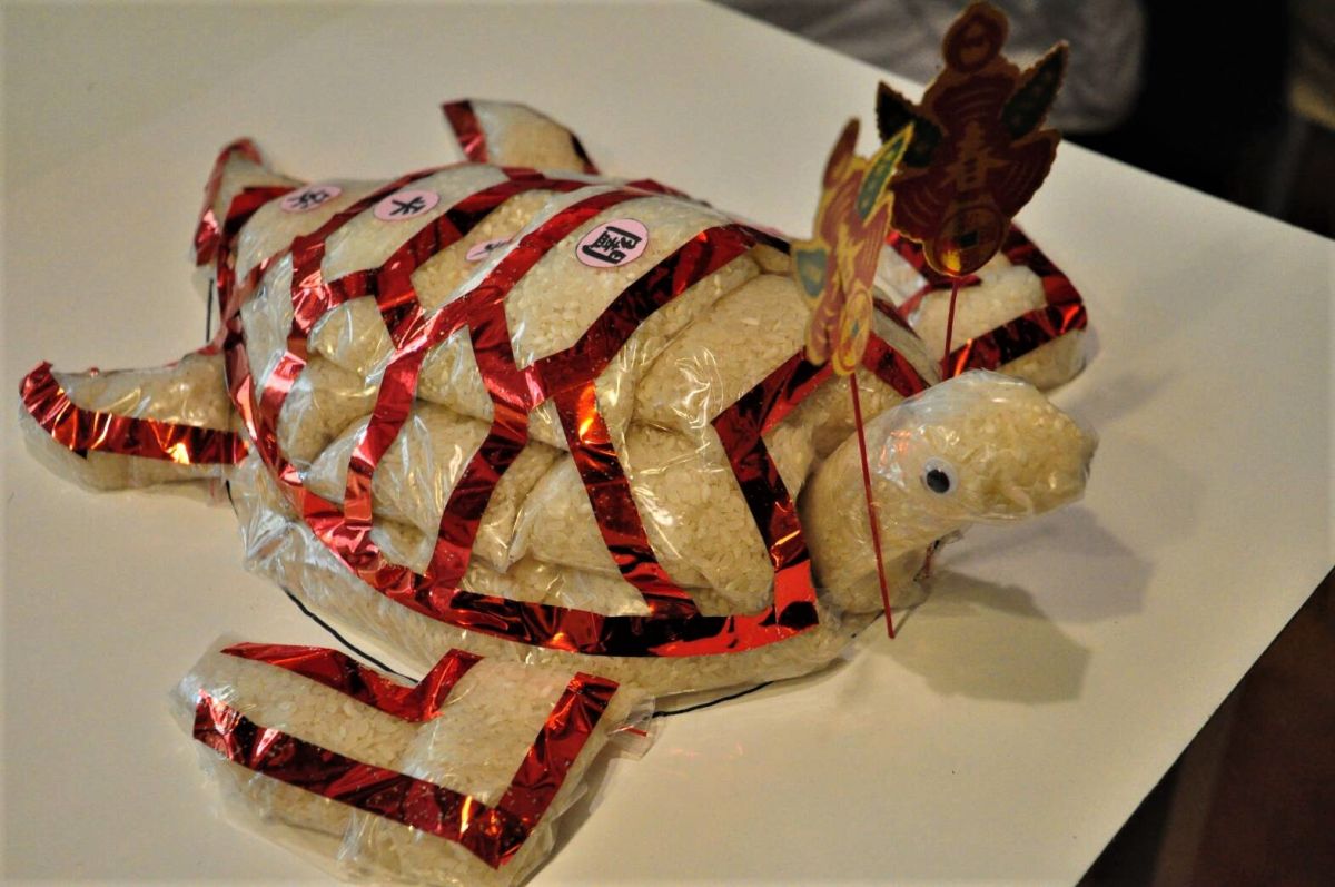 ▲澎湖縣文化局舉辦「疊米龜」體驗活動，學員將作好的小米龜帶回家，相當有趣。（圖／記者張塵攝，2020.01.19）