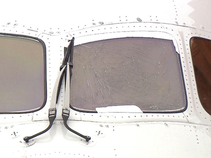 日航波音787駕駛艙玻璃碎裂　起飛緊急中斷
