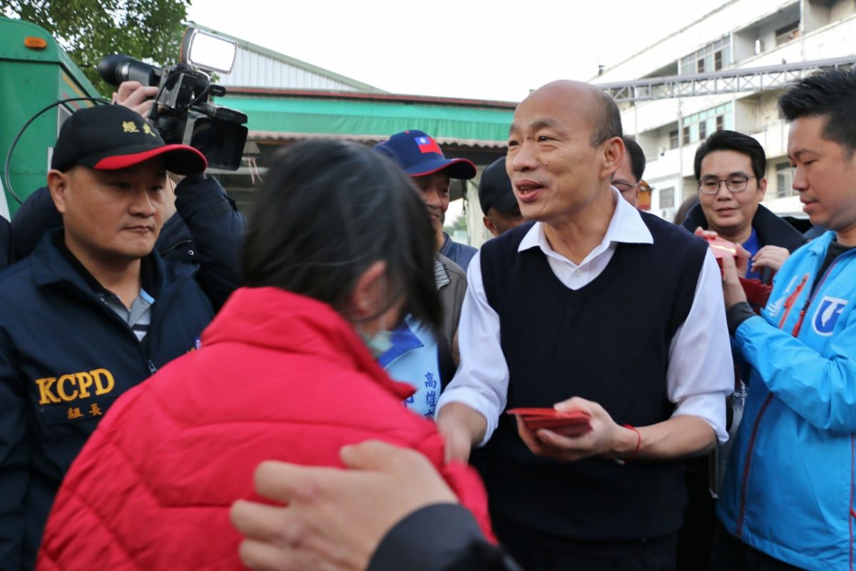 韓國瑜19日一早5點就到前鎮的魚市場巡視。 (圖/高雄市府提供)