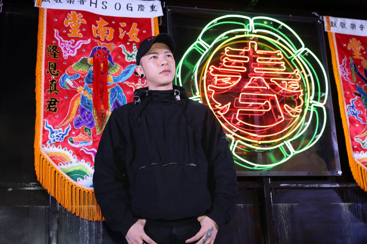 ▲小春Kenzy在廟口前舉辦簽唱會。（圖／本色音樂提供）